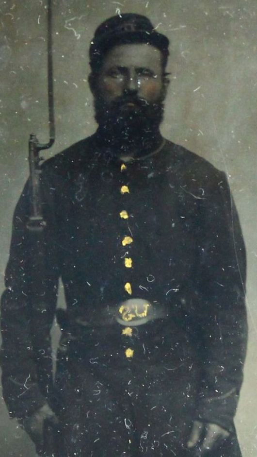 Tintype, Civil War, Quarter Plate: Antique and Collectables Category: Photographia Description: Hand-applied gold spotting to indicate buttons and belt-buckle. The soldier is in uniform with his rifle held to his right. His belt buckle