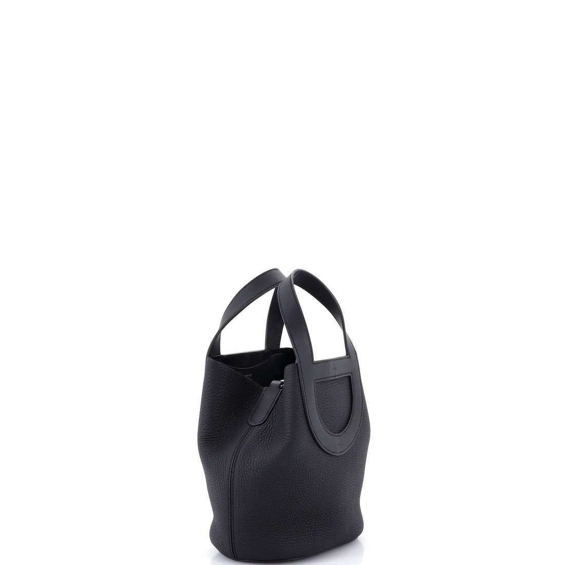 Hermes In-The-Loop Bag Clemence with Swift 18: Masterfully designed by Hermes, this arm candy is pure editorial gold. Featuring the iconic Hermes In-The-Loop Bag Clemence with Swift 18, its a testament to refined rebellion. The rich black palette