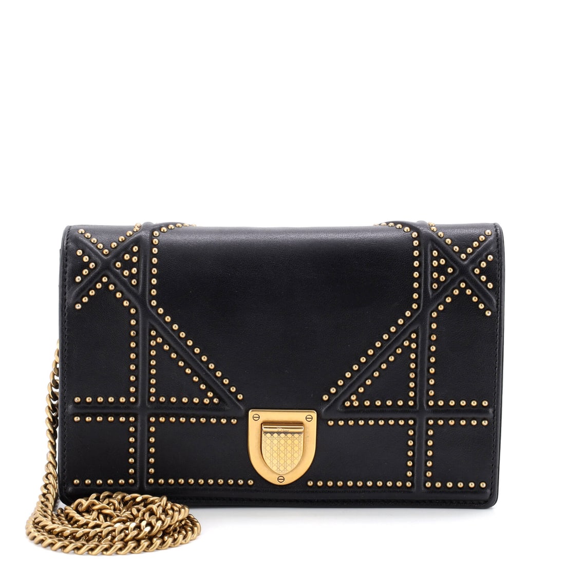 Christian Dior Diorama Wallet on Chain: The Christian Dior Diorama Wallet on Chain carries itself with the kind of poise that never asks for permission. It is the sort of piece that does the talking so you do not have to.