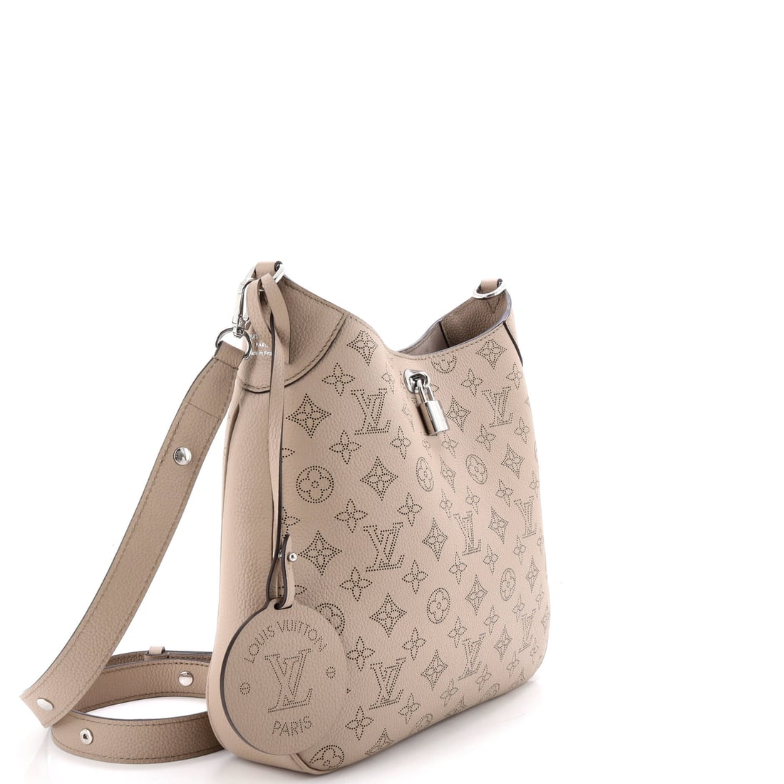 Louis Vuitton All Around Crossbody Mahina Leather MM: Lot 509 is here to steal the scene (politely, of course). Offered here as Louis Vuitton Louis Vuitton All Around Crossbody Mahina Leather MM, finished in Neutral; approx. 11.0 W x 10.0 H; 3.0 D. A str