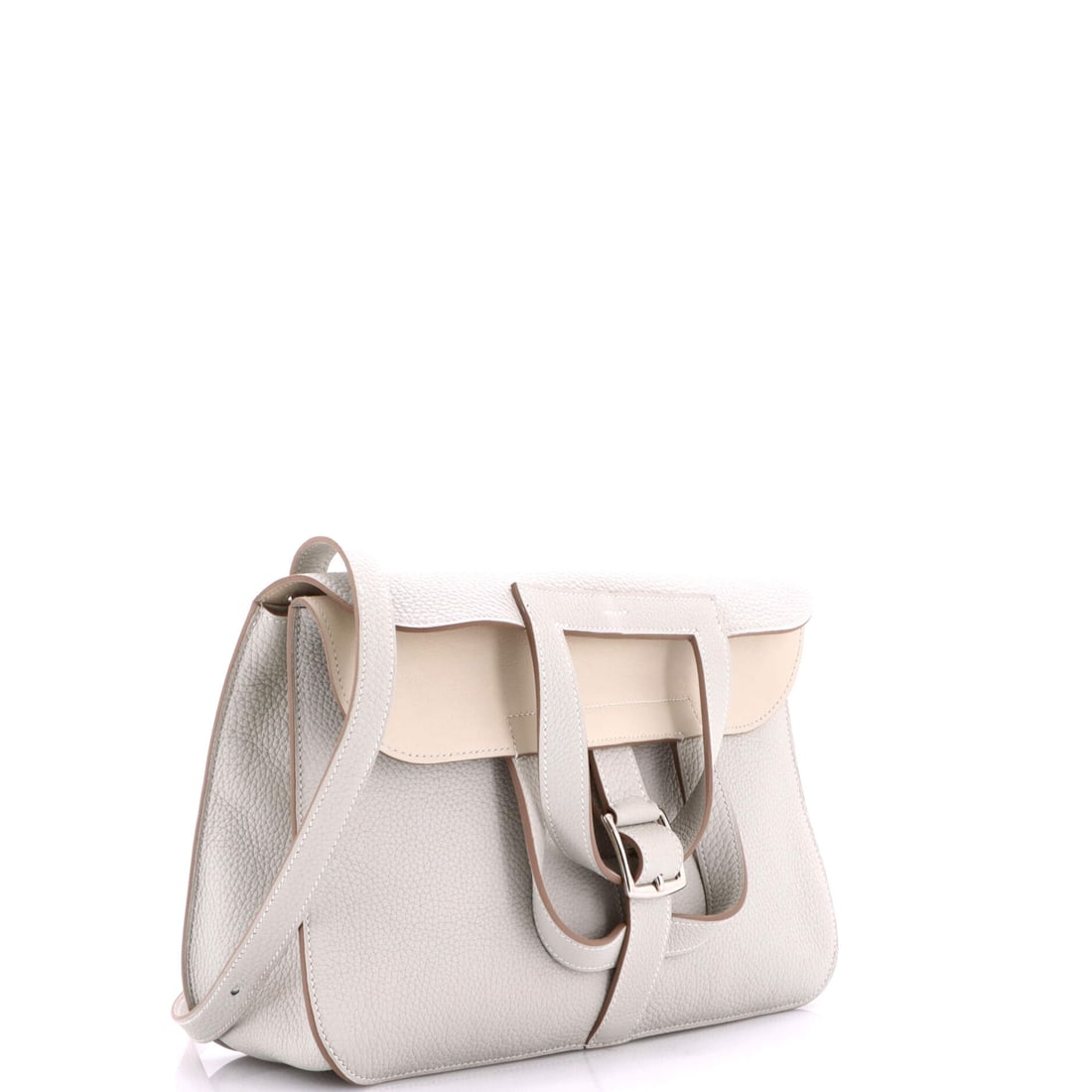 Hermes Halzan Bag Clemence 31: From desk to dinner and every rideshare in between. In Gray premium materials, this Halzan Bag Clemence 31 transitions seamlessly from boardroom to bar. Presented in a gray colorway. Measures approxim