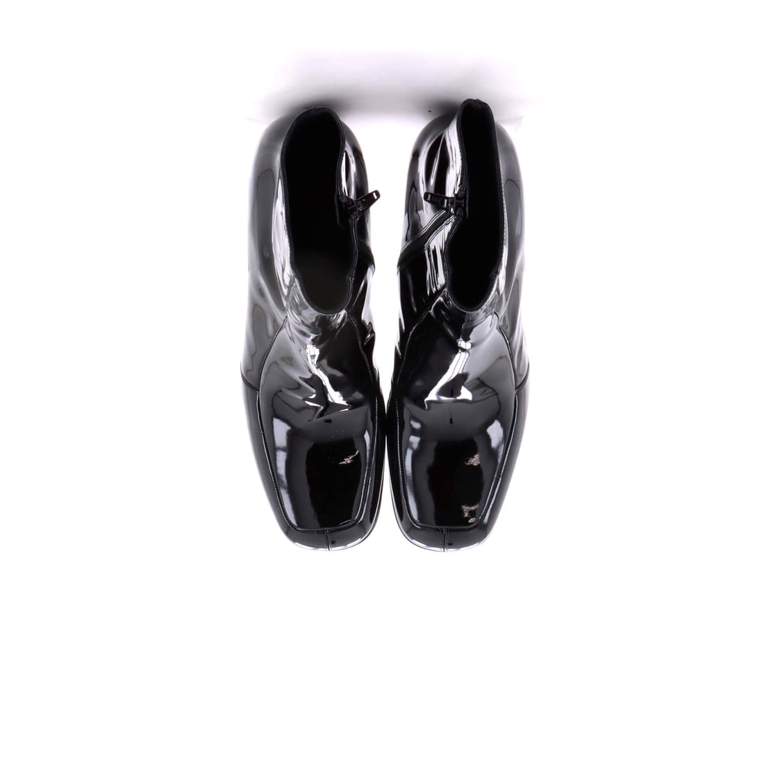 Saint Laurent Beau Zip Ankle Boots Patent: Where silk meets intention, you will find this. The Black palette and Patent construction create a harmony that feels inevitable. Presented in patent construction, a black colorway. Approximate dimens