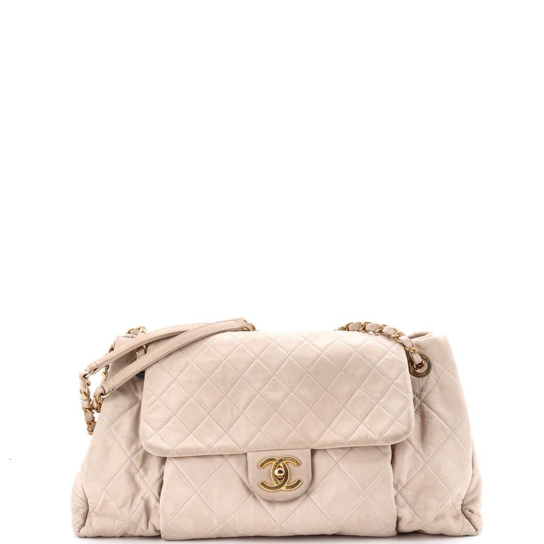 Chanel Chic Quilt Accordion Flap Bag: Few labels have mastered the art of timeless elegance as thoroughly as Chanel. Presented in supple calf leather, this Quilted Iridescent Calfskin incorporates supple leather lining and thoughtful comp