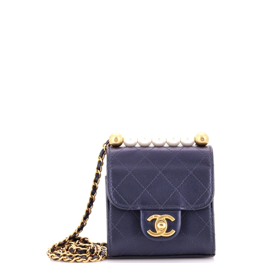 Chanel Chic Pearls Flap Clutch with Chain: When luxury takes the stage, this is what it looks like. The Quilted Goatskin silhouette in chevron-quilted leather, adorned with expertly placed pockets and secure fastenings, is absolutely mesmerizi