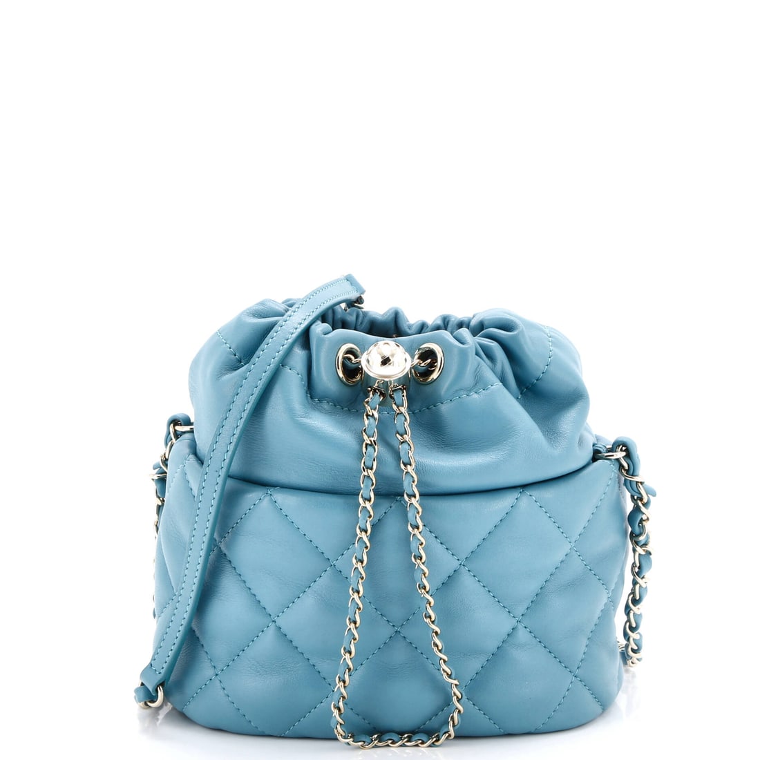 Chanel CC Pearl Drawstring Bucket Bag Small: A creation shaped by atelier memory and masterful hands, the Chanel CC Pearl Drawstring Bucket Bag Small embodies the quiet prestige of true luxury. It belongs in a wardrobe where every piece has earn