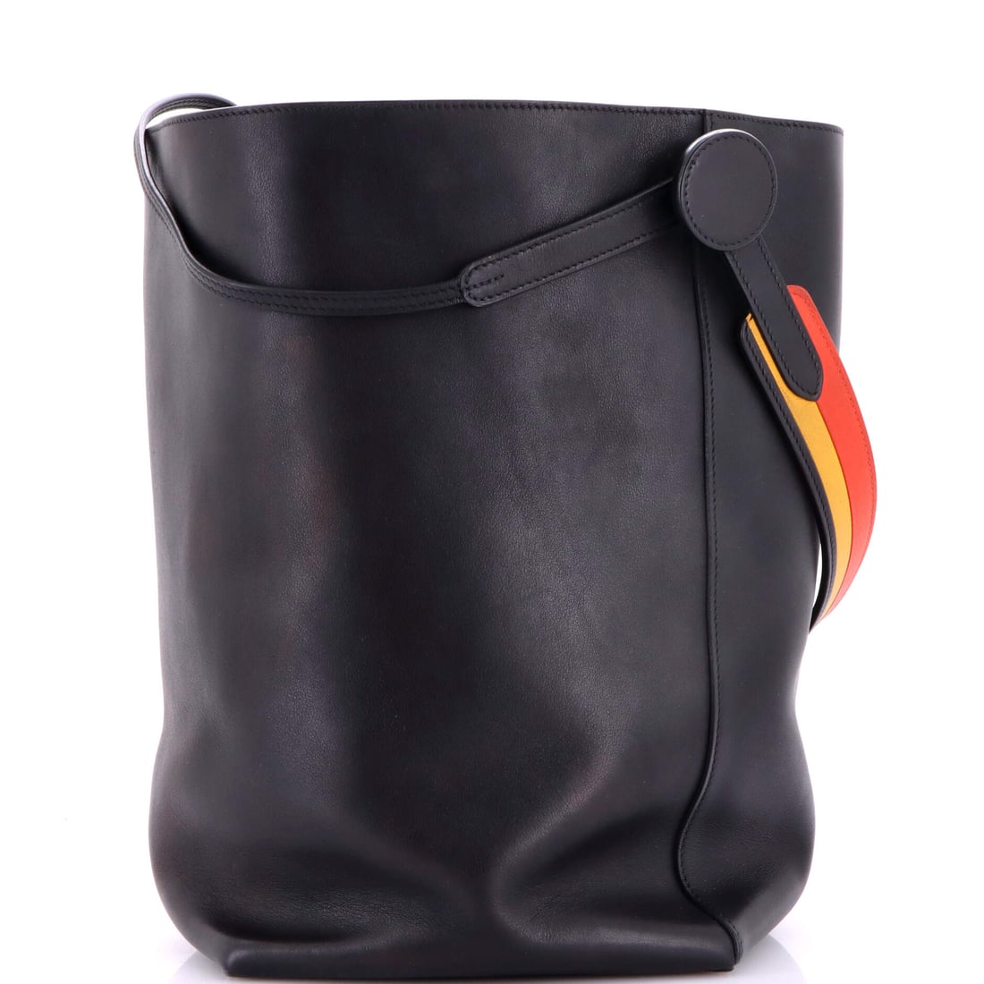 Hermes Licol Bag 17: Rooted in decades of couture mastery, the Hermes Licol Bag 17 is the living evidence that some legacies only deepen. It belongs in a wardrobe where every piece has earned its place and none requires e