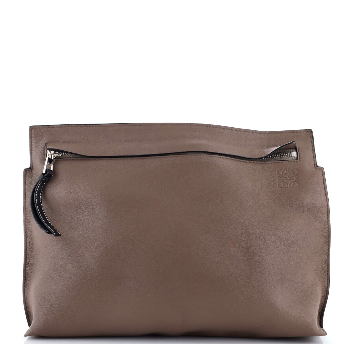 Loewe T Messenger, Leather, Large: Curated, captivating, and quietly compelling, the Loewe T Messenger in Leather (Large) charms from the first glance. Built for slow Sundays, slower mornings, and the unhurried hours in between. Fashio
