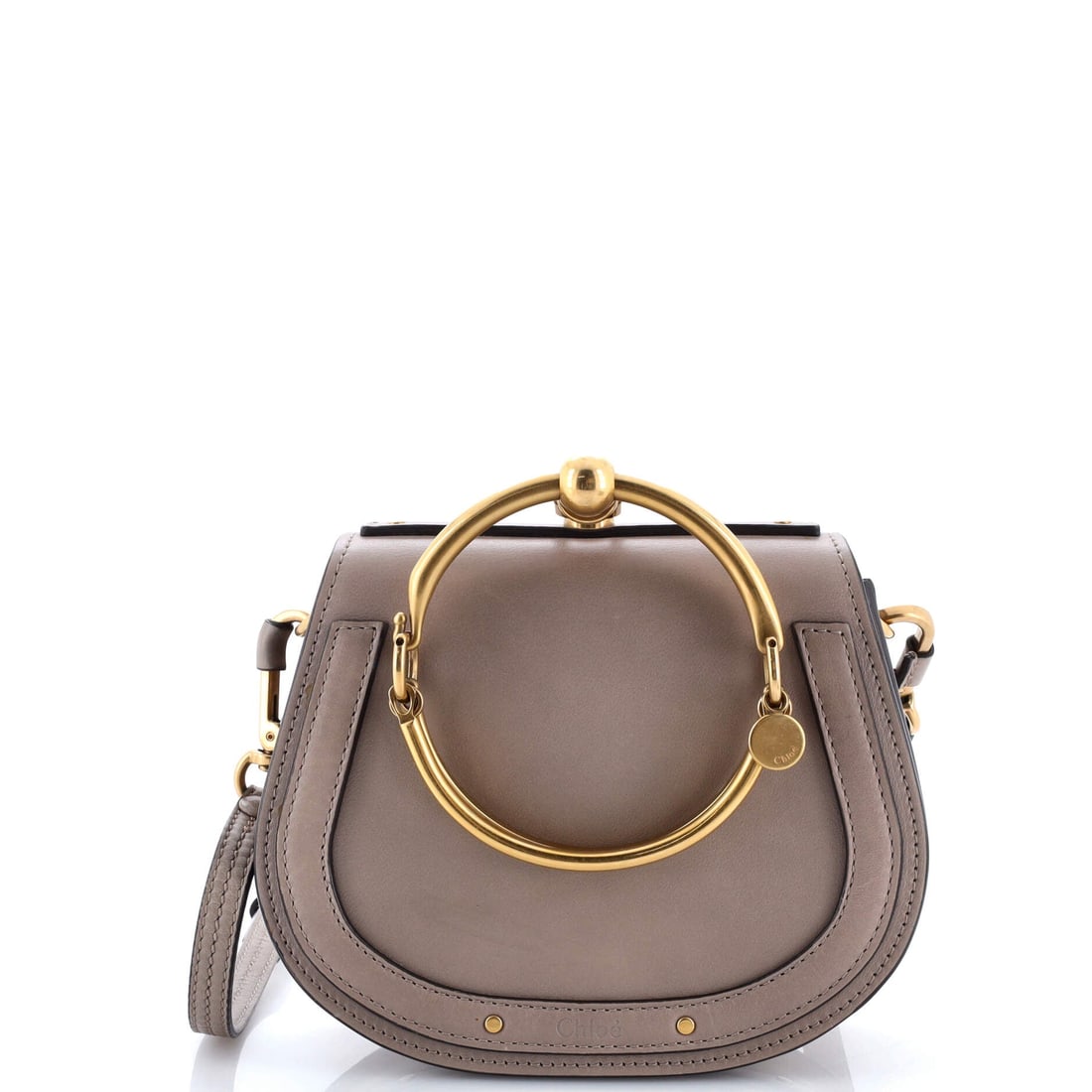 Chloe Nile Crossbody Bag Leather Small: Chloe's Nile Crossbody Bag arrives as a model whose silhouette has held its place in the conversation for reasons that are easy to see at a glance. The build sits in Leather, finished to the standard 