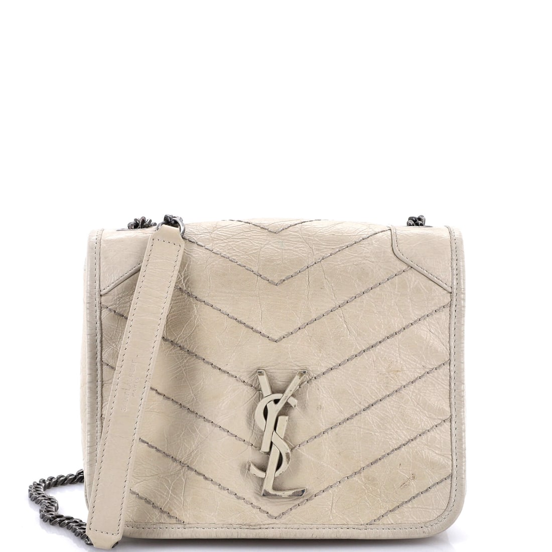 Saint Laurent Niki Chain Wallet Matelasse Chevron Leather: A Saint Laurent Niki Chain Wallet in this configuration carries the proportions that have made the model a steady fixture in collector rotations. Construction sits in matelasse, the quilted padded sti