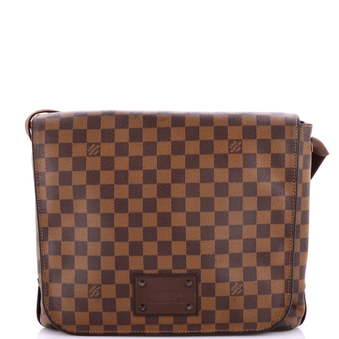 Louis Vuitton District Messenger Bag Damier MM: From the Louis Vuitton archive, the District Messenger Bag carries the kind of architecture that translates clearly across daytime, travel, and evening rotation. The build is in the Damier coated canv