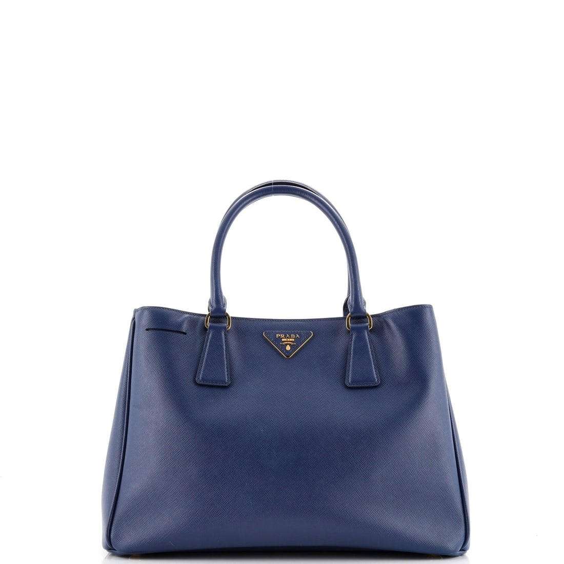 Prada Gardener's Tote Saffiano Leather Medium: Prada's Gardener's Tote arrives as a model whose silhouette has held its place in the conversation for reasons that are easy to see at a glance. Construction sits in Saffiano, Prada's cross-hatched sc