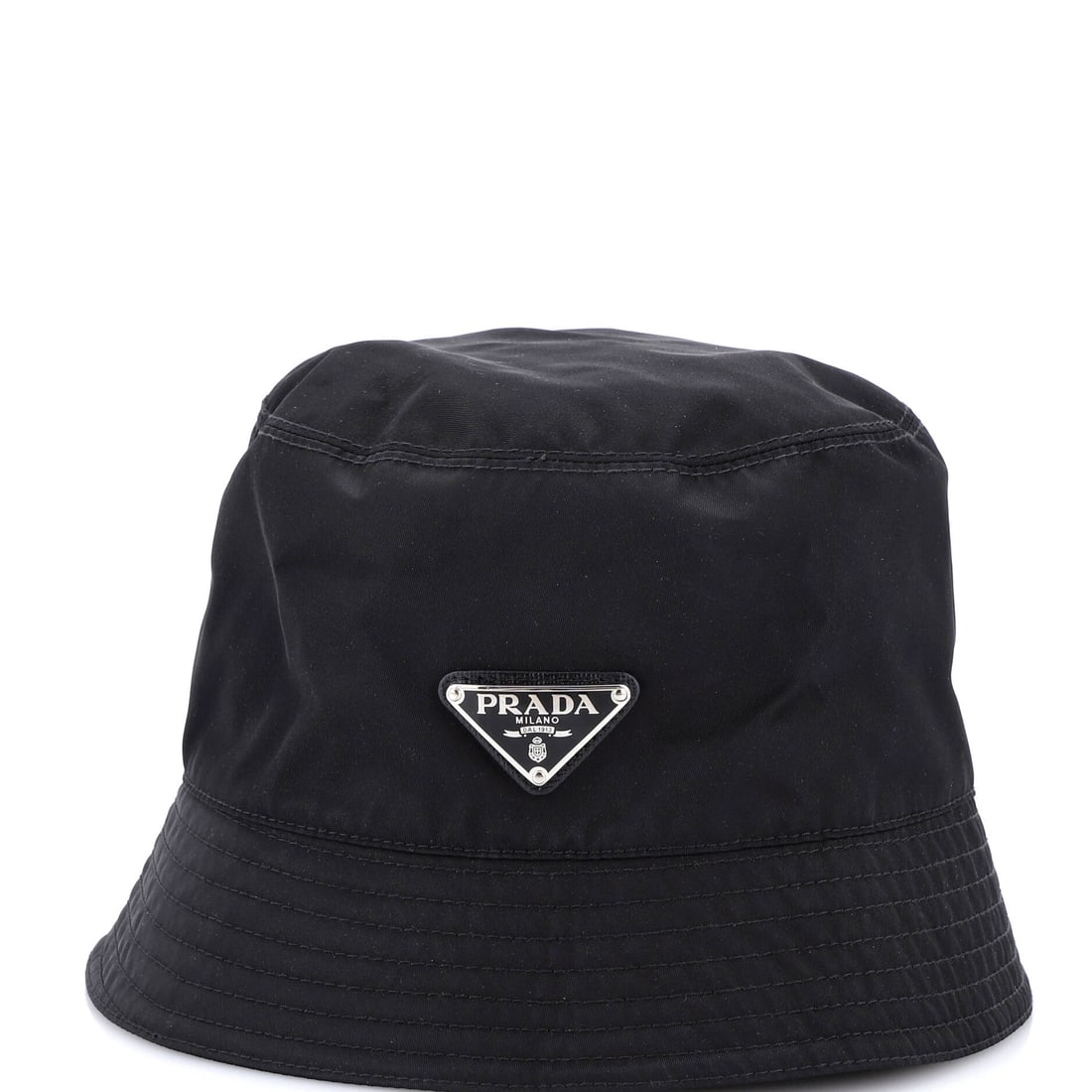 Prada Logo Bucket Hat Re-Nylon: Polished cleanly, the Prada Logo Bucket Hat finishes a look with house-trained confidence. Worked in Re-Nylon. Its scale reads deliberately compact, which is exactly what makes it pair so easily with 