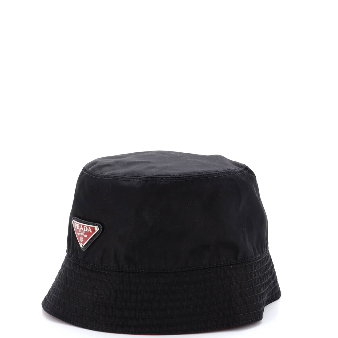Prada Logo Bucket Hat Re-Nylon: Built as a haircomb, the Prada Logo Bucket Hat finishes a look with house-trained confidence. Worked in Re-Nylon. Its scale reads deliberately compact, which is exactly what makes it pair so easily wi