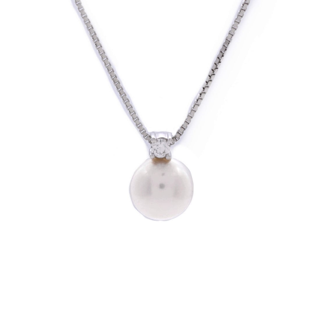 Damiani Le Perle Pendant Necklace 18K White Gold with Pearl and Diamond: Threaded in white gold, the Damiani Le Perle Pendant Necklace carries its motif with quiet authority. Worked in 18K White Gold with Pearl and Diamond. Its proportions slip cleanly under a collar yet