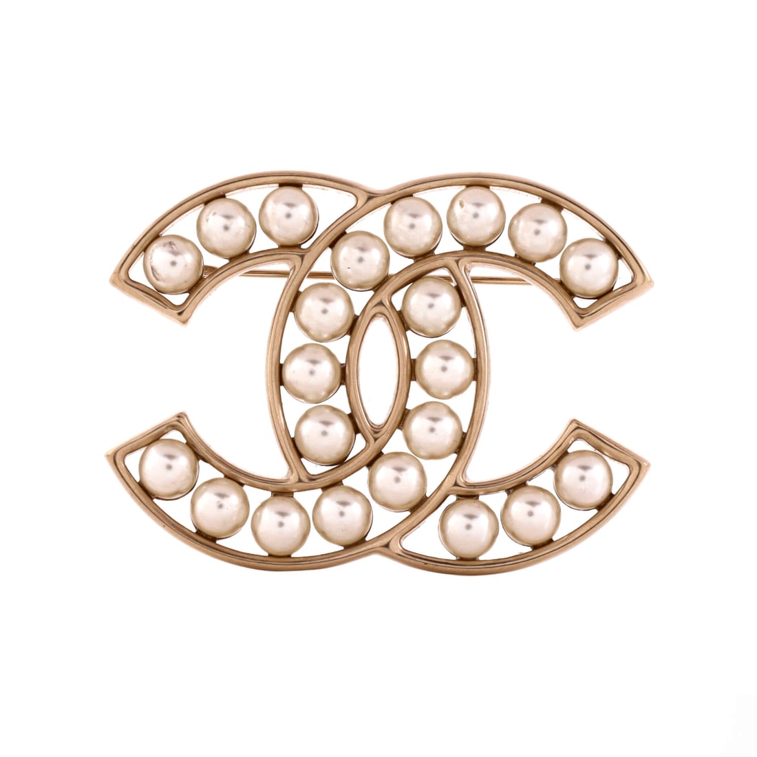 Chanel CC Brooch Metal with Faux Pearls: Lapel-tuned, the Chanel CC Brooch holds its silhouette with composed restraint. Worked in Metal with Faux Pearls. Its scale reads deliberately compact, which is exactly what makes it pair so easily wi