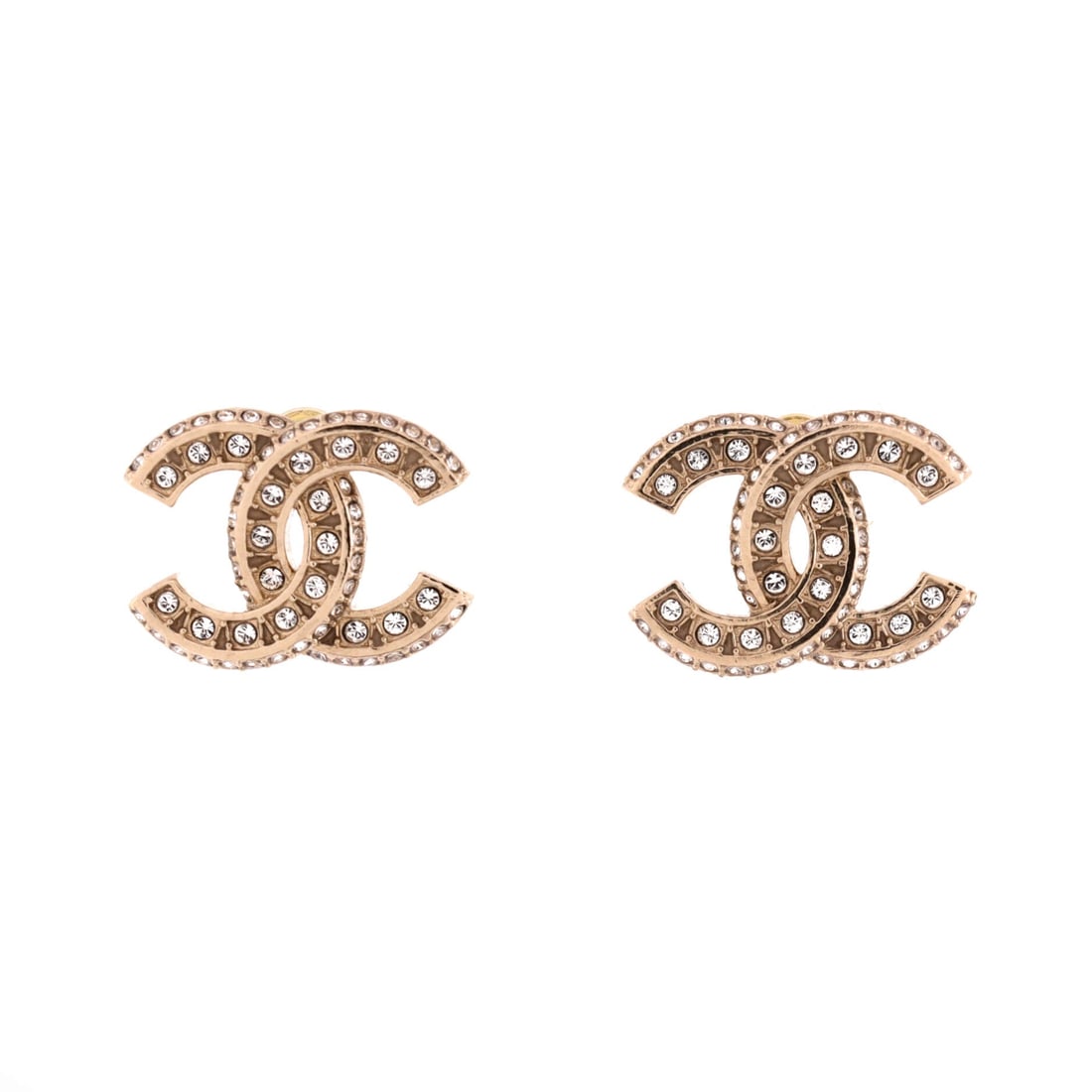 Chanel CC Stud Earrings Metal with Crystals: Drawn in polished gold, the Chanel CC Stud Earrings carries a polished line that frames the face cleanly. Worked in Metal with Crystals. The drop is calibrated for daily wear, just enough motion to ca