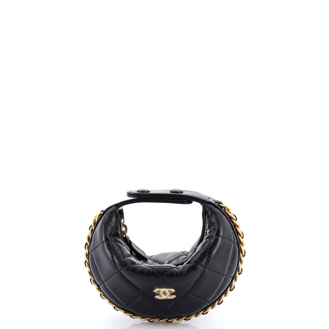 Gucci Deco Chain Flap Bag Mixed Matelasse Leather Mini: Among the Gucci catalog, the Deco Chain Flap Bag occupies a settled place, a silhouette that arrived already finished. The black colorway sits richly across the surface, finished in matelasse, the qui