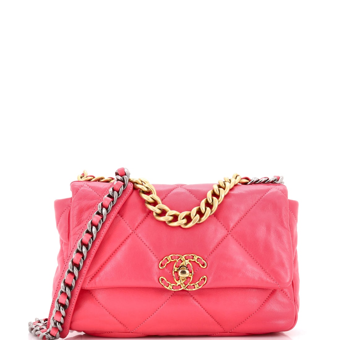 Gucci Interlocking G Heart Shoulder Bag Diagonal Quilted Leather Mini: Gucci treats the Interlocking G Heart Shoulder Bag's hardware as architecture, the finishing in keeping with the rest of the line's restraint. In black, the silhouette reads modern without effort, siz