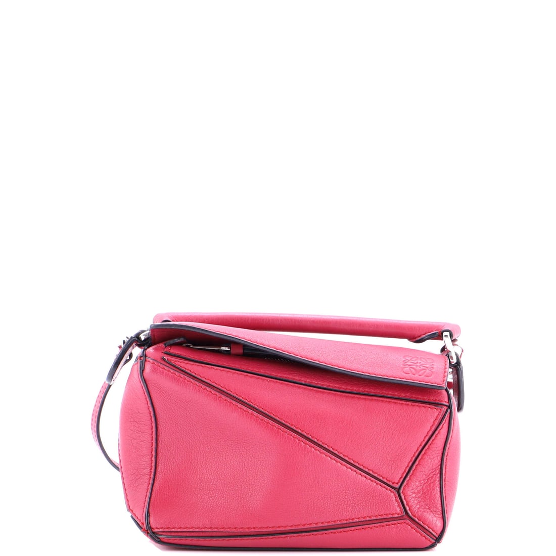 Loewe Puzzle Bag Leather Mini: Inside the Puzzle Bag, Loewe organizes for daily rhythm, the partitioning thought through in the way only a house with archive depth can manage. A clean, editorial red pulls the eye first, the kind of