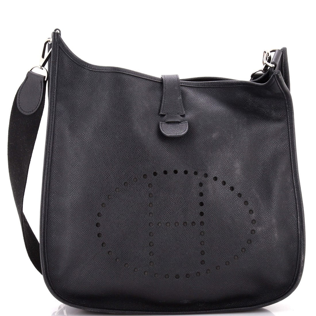 Hermes Evelyne Bag Gen III Epsom GM: Within the Hermes Evelyne Bag Gen III, the interior is the kind of layout that improves the bag rather than just expanding it, the maison's small habit of intelligent organization. Worked in Epsom, a 
