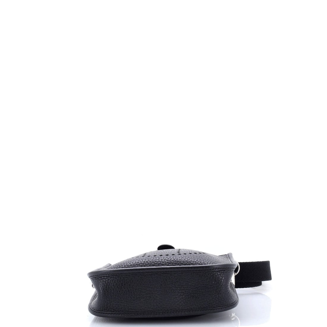 Hermes Evelyne Bag Gen III Clemence TPM: This Hermes Evelyne Bag Gen III treats its pockets as architecture rather than afterthought, the layout calibrated for the small rituals of leaving the house. Finished in Clemence, a supple grained ca