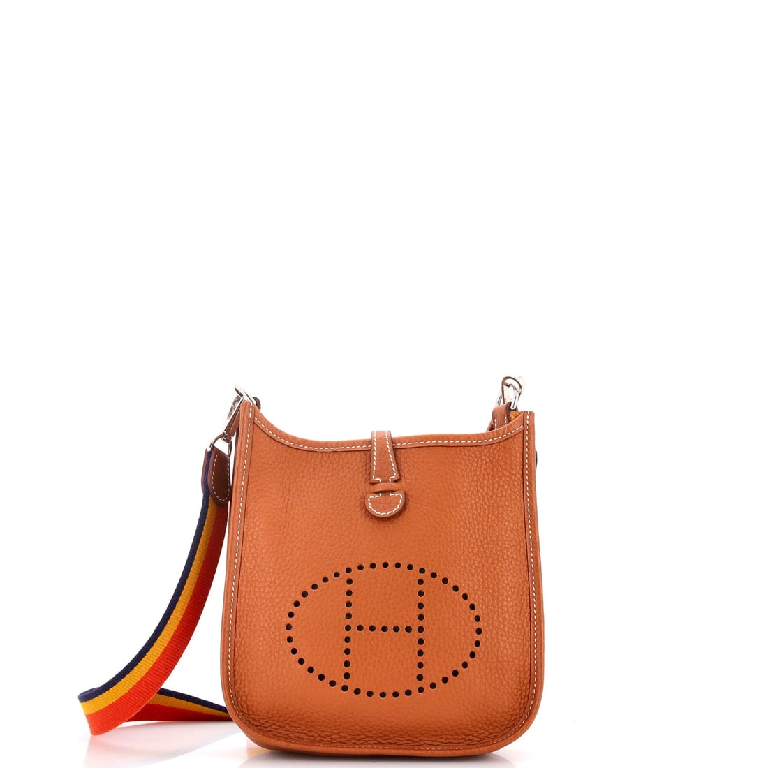 Hermes Evelyne Bag Gen III Clemence TPM: Set down on a console, the Hermes Evelyne Bag Gen III reads architectural, with proportions the house clearly tested before signing off. The material story here is Clemence, a supple grained calfskin 