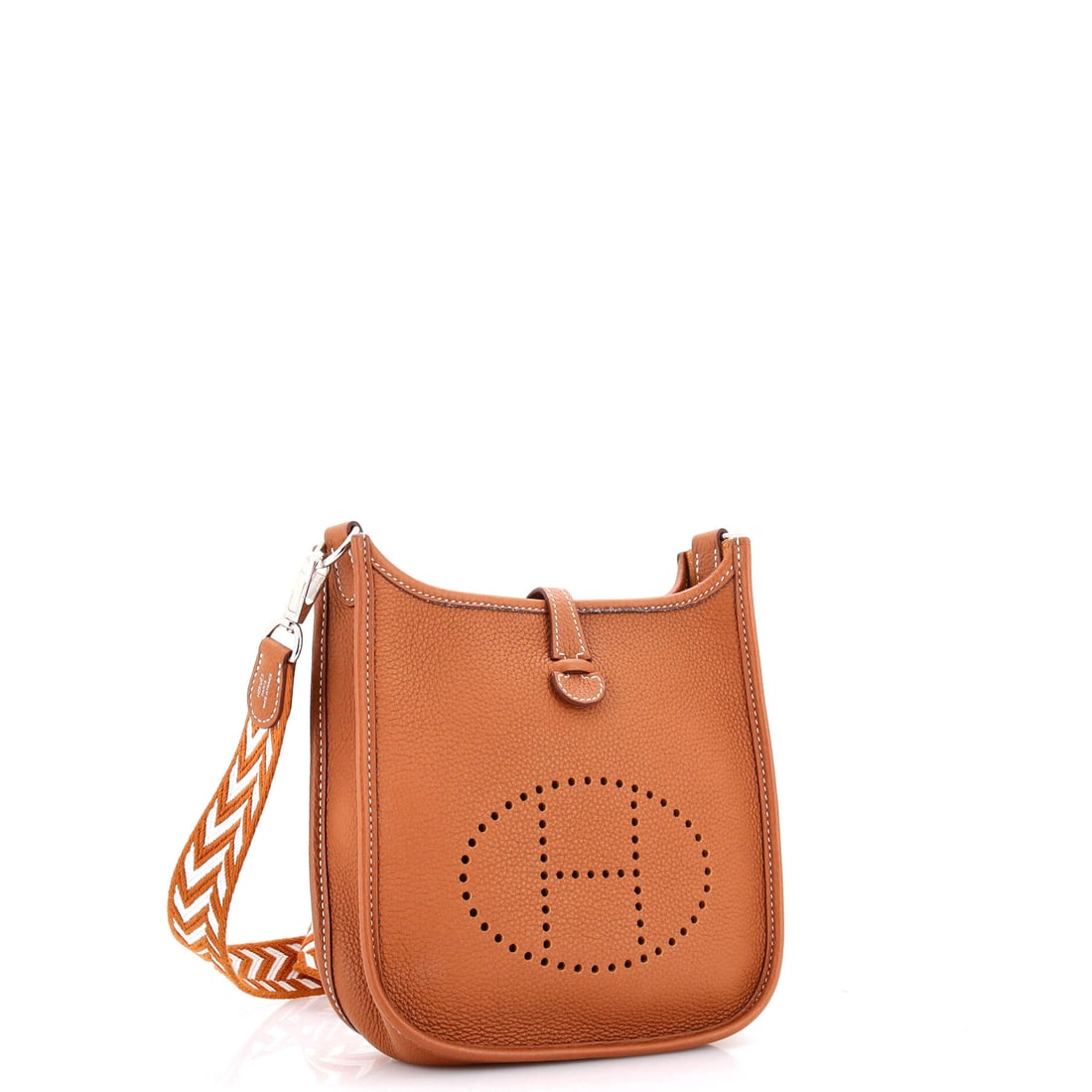 Hermes Evelyne Bag Gen III Maurice TPM: Compartments inside the Hermes Evelyne Bag Gen III read as intentional rather than generous, organized for the way modern bags are really used. The body reads in Maurice, a heavily grained calfskin