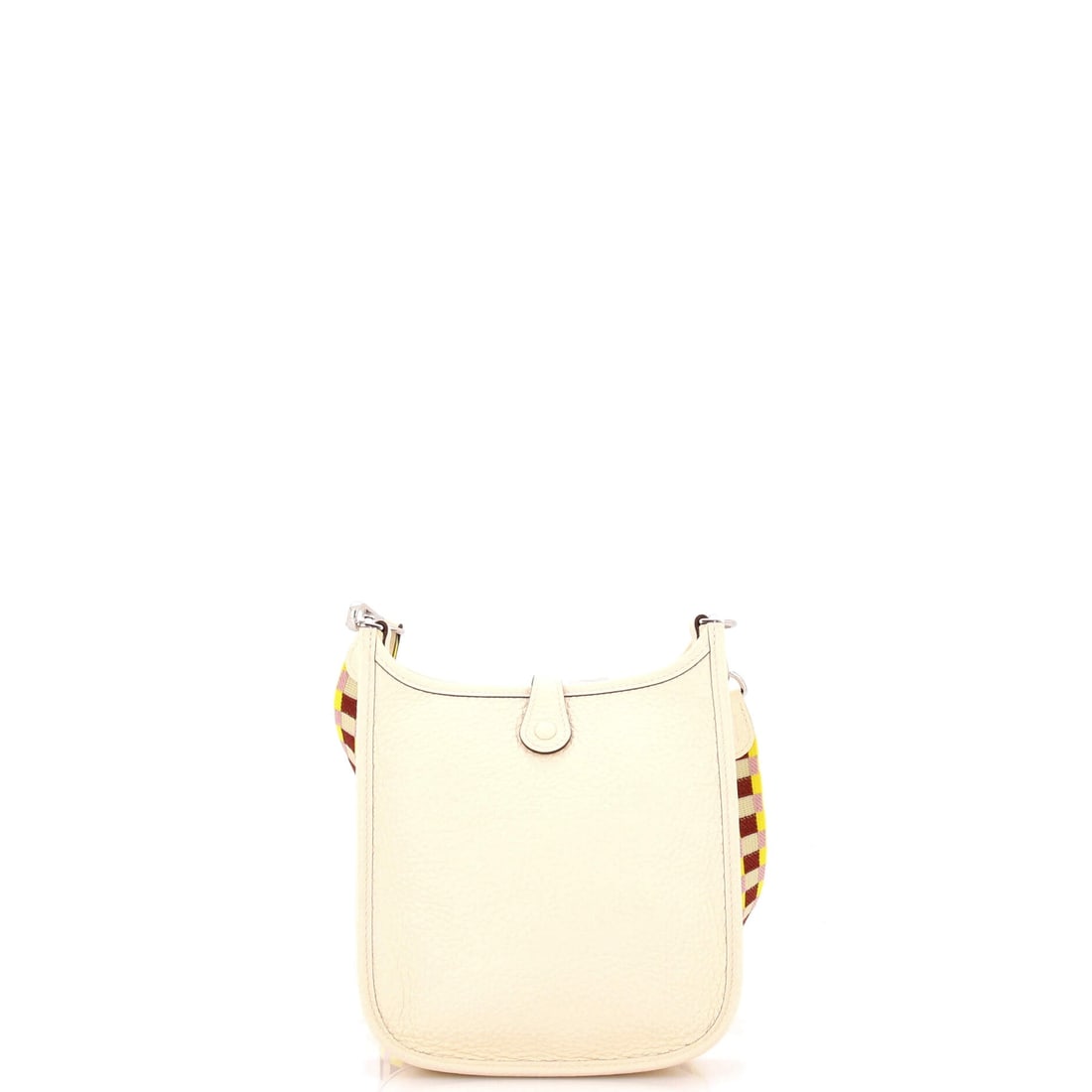 Hermes Evelyne Bag Gen III Clemence TPM: On the Hermes Evelyne Bag Gen III, material does the heavy lifting, with Clemence, a supple grained calfskin that softens beautifully with daily use giving the silhouette its character. Stitching, edg
