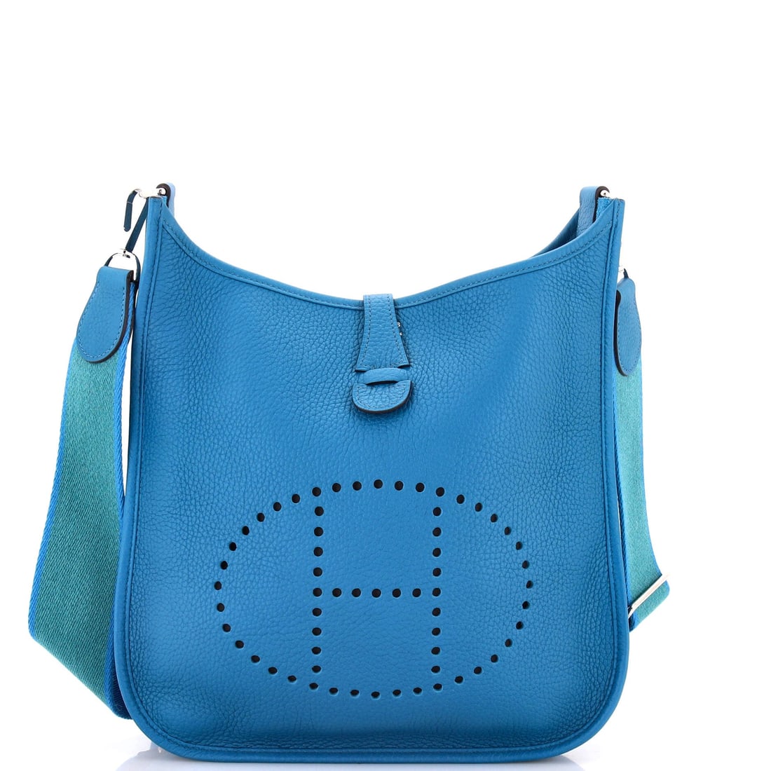 Hermes Evelyne Bag Gen III Clemence PM: Slip and zip pockets on the Hermes Evelyne Bag Gen III are sized for the things actually carried, not for catalogue copy. Built in Clemence, a supple grained calfskin that softens beautifully with dai