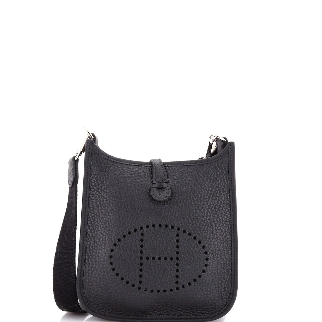 Hermes Evelyne Bag Gen III Clemence TPM: On the carry, the Hermes Evelyne Bag Gen III sits the way a well-considered bag should, balanced rather than pulling, with strap and body in proportion. Worked in Clemence, a supple grained calfskin t