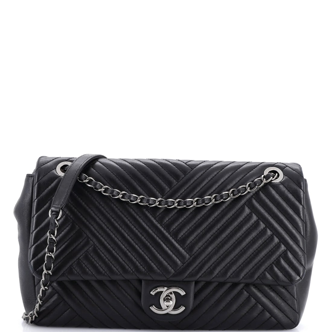 Chanel Round CC Chain Flap Bag Chevron Lambskin Medium: The Chanel Round CC Chain Flap Bag Chevron carries the unmistakable hand of the house in its proportion and finish, rendered in lambskin leather. Presented in the Medium size for an easy, everyday foo