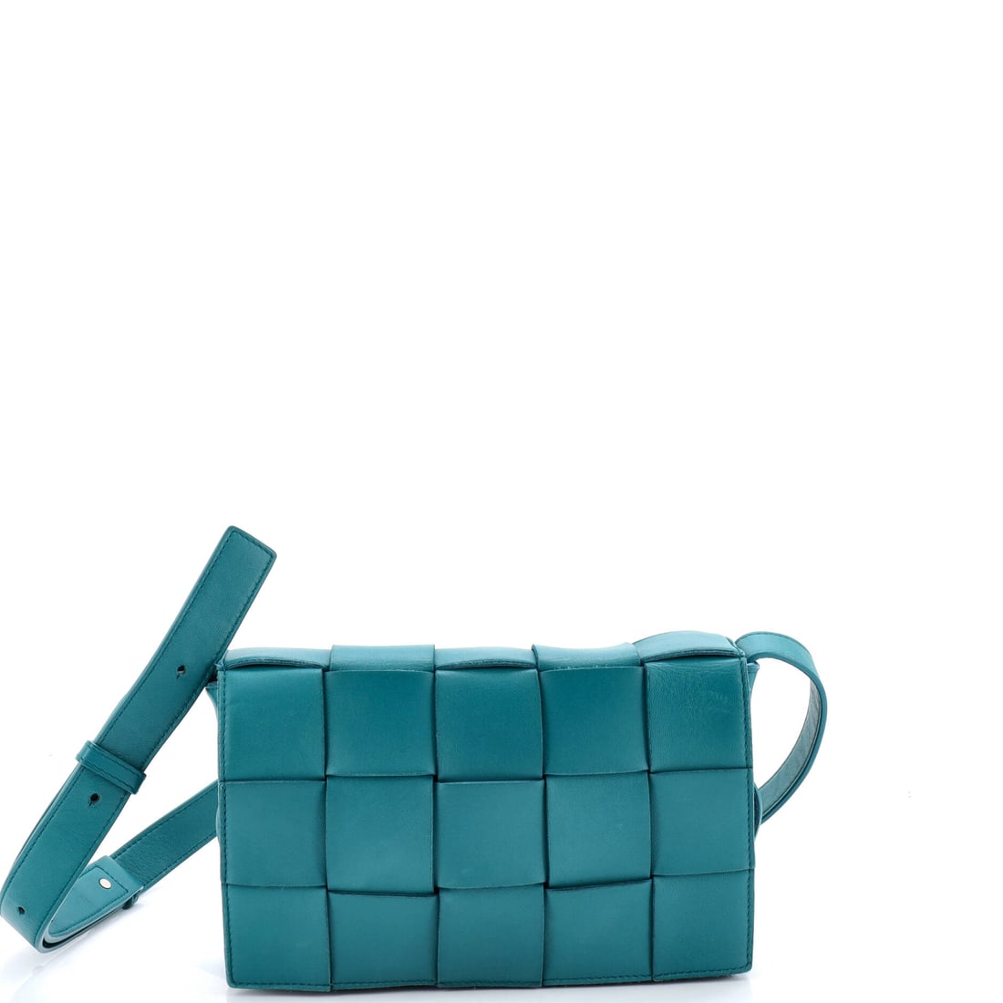 Bottega Veneta Cassette Crossbody Bag Maxi Intrecciato Leather: Maxi Intrecciato leather, on a Bottega Veneta Cassette Crossbody Bag. Padded Intrecciato gives the Cassette its plush, almost cushioned face, on a tidy crossbody footprint. Scale sits at 9"W x 5"H x 2