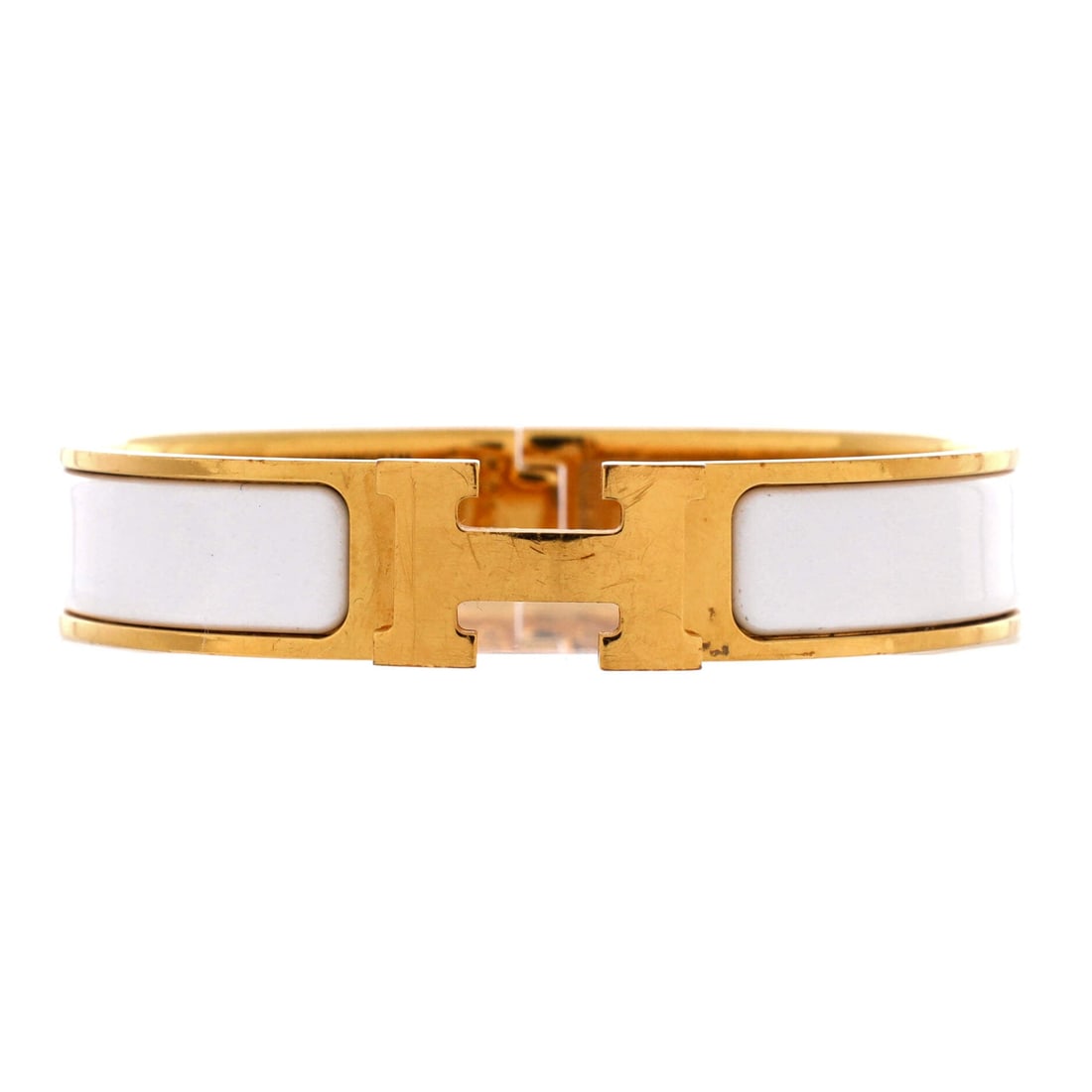 Hermes Clic H Bracelet Enamel: Proportion does the work here, a 12 mm band that holds the H clasp in scale with a slim wrist. Cuff construction is rigid with a back opening, so it settles into one position and never spins. Enamel g