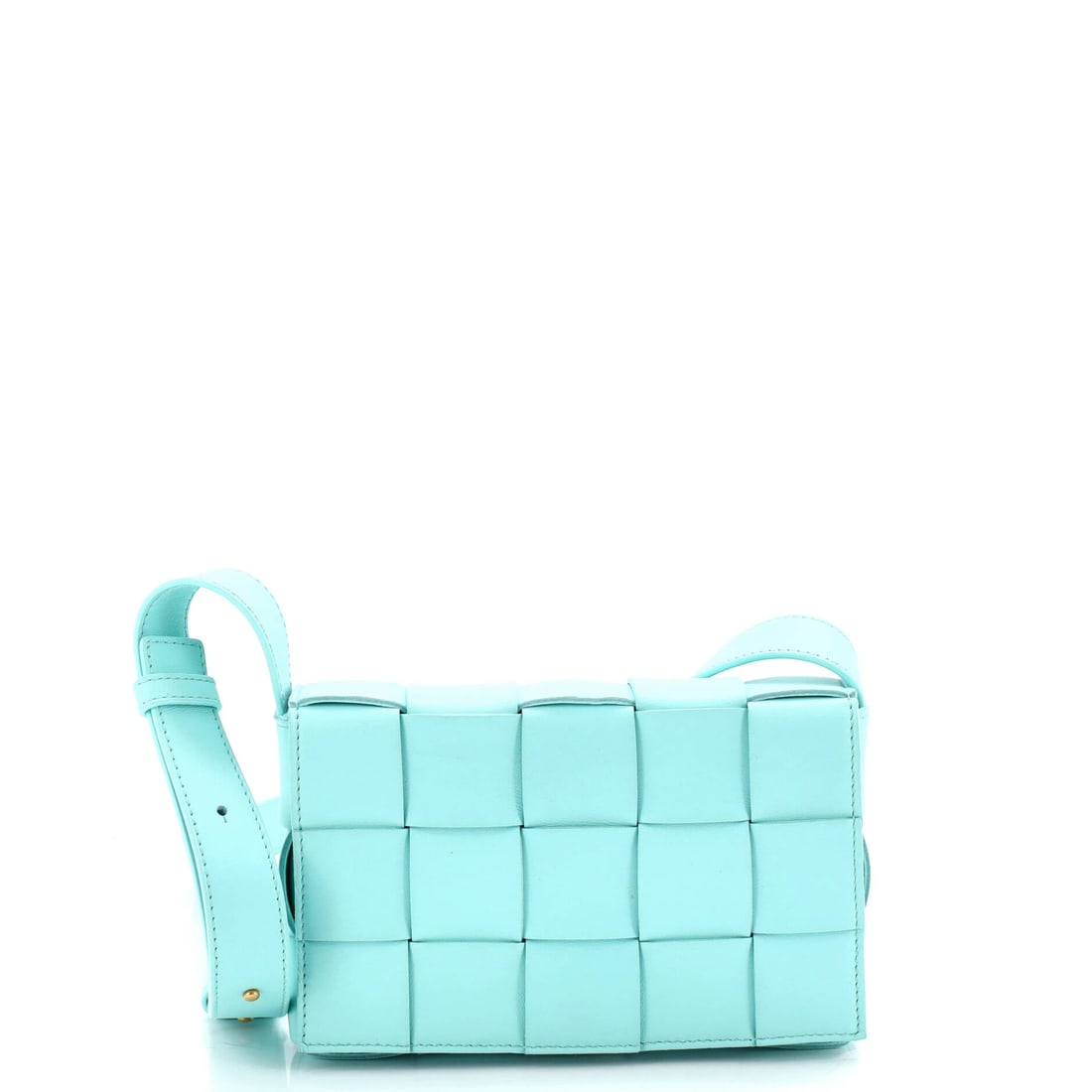 Bottega Veneta Cassette Crossbody Bag Maxi Intrecciato Leather: Small enough to tuck under an arm at 7.5 in wide and 5 in high on a 2 in depth, this Cassette still offers two ways to be carried. A 5.5 in handle drop covers the hand and the elbow, while 17.5 in of 