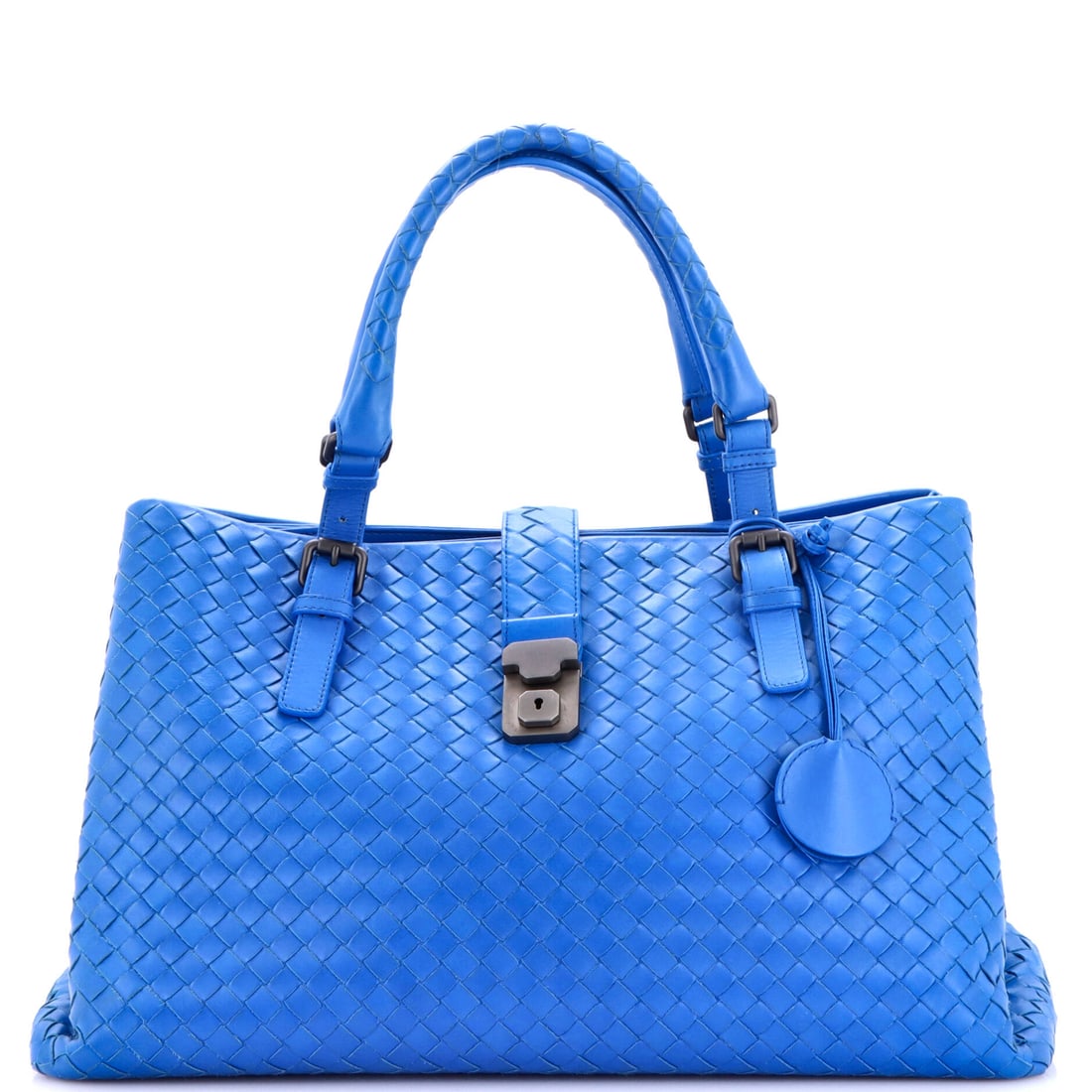 Bottega Veneta Roma Bag Intrecciato Nappa: At 15.5 in across, 9.5 in high and 7 in deep this is the Roma at its most generous, a bag that gets packed rather than carefully arranged. A 5.5 in handle drop still clears a coat cuff, while the stra