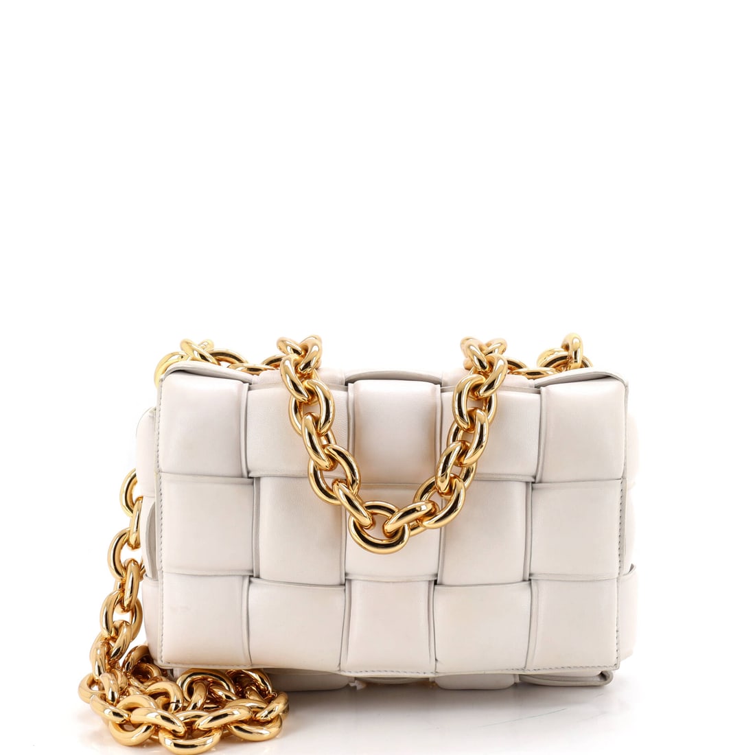 Bottega Veneta Cassette Chain Crossbody Bag Padded Maxi Intrecciato Leather: Flat, broad and softly puffed, the Cassette keeps a rectangle that never turns rigid. Its 9.5 in wide x 7 in high x 2 in deep proportions hold it against the body, and a 20.5 in chain drop settles it 