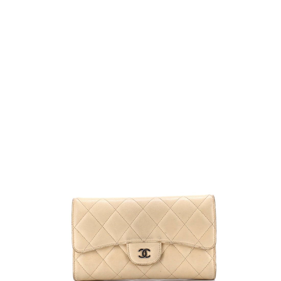 Chanel CC Gusset Classic Flap Wallet Quilted Caviar: Diamond quilting holds its geometry on caviar even at wallet scale, every line running unbroken across a front of 7 in wide by 4.5 in high, only 1 in through. The gusseted interior is the practical ha