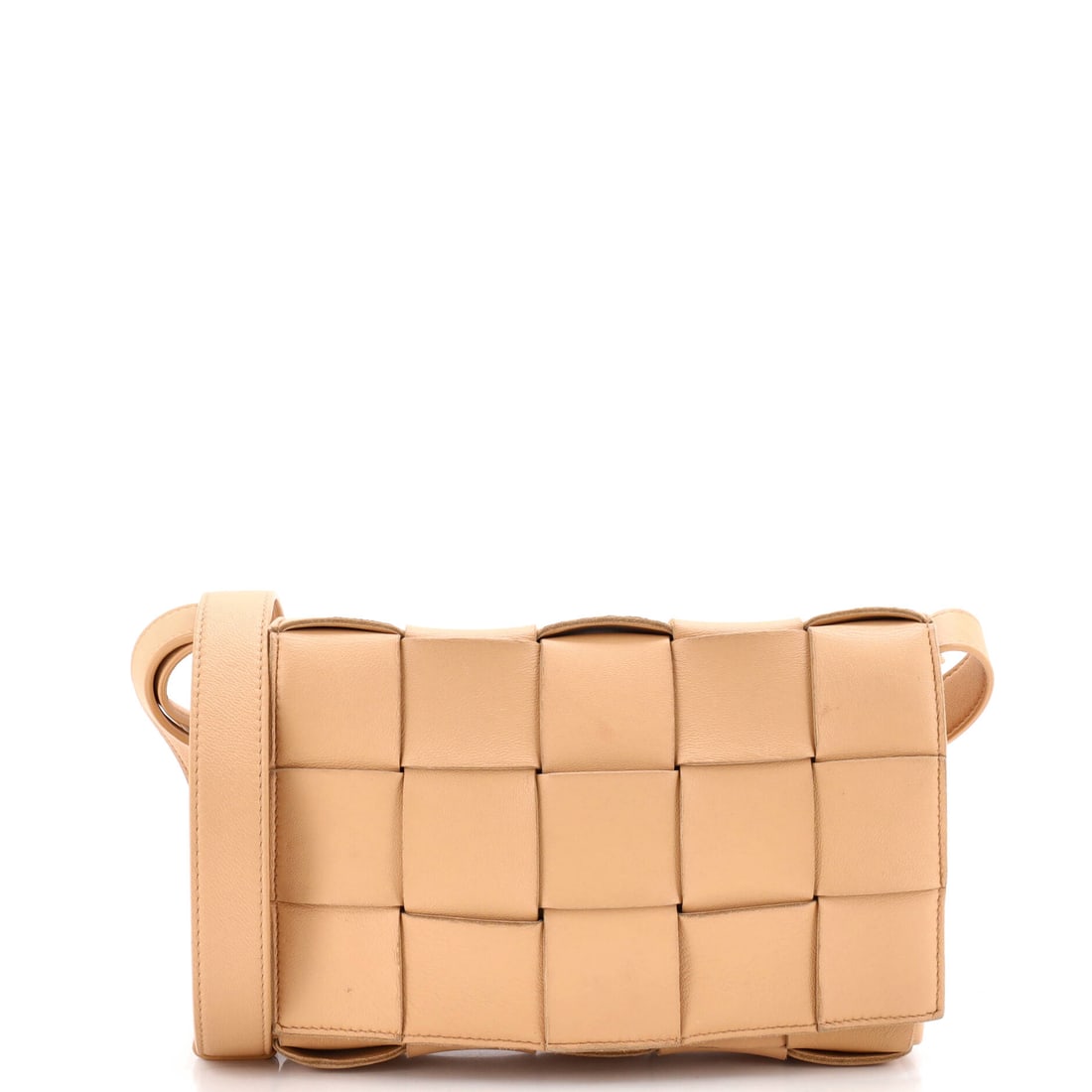 Bottega Veneta Cassette Crossbody Bag Maxi Intrecciato Leather: Wide strips cross each other on the diagonal, maxi Intrecciato reading as light and shadow rather than print. Length wins over height at 9 in across, 5 in high and a depth of 2 in, keeping the bag fla
