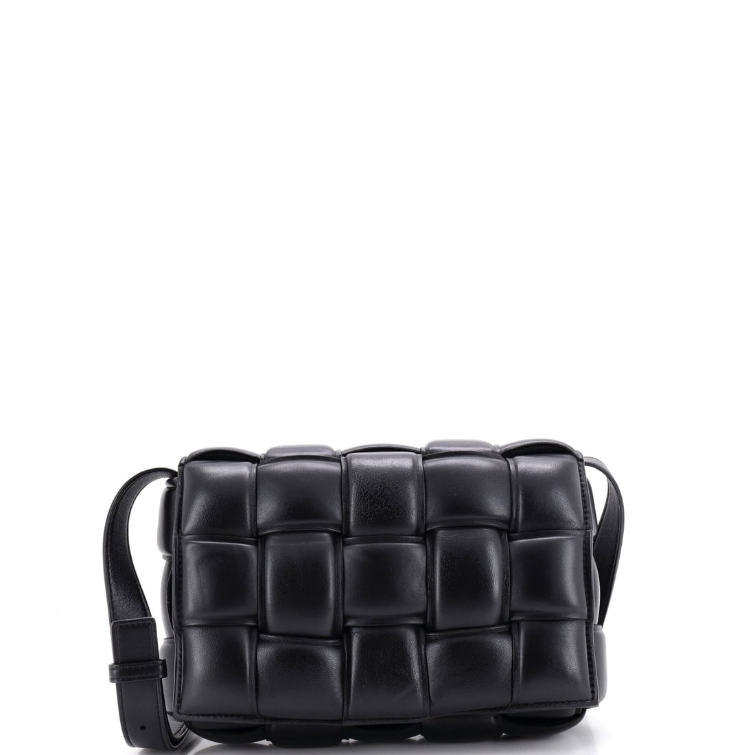 Bottega Veneta Cassette Crossbody Bag Padded Maxi Intrecciato Leather: Weight is the surprise here, since the padding bulks out the silhouette while the hand stays unloaded. At 9.5 in wide and 7 in high on 3 in of depth, the bag looks larger than it carries. It holds a G