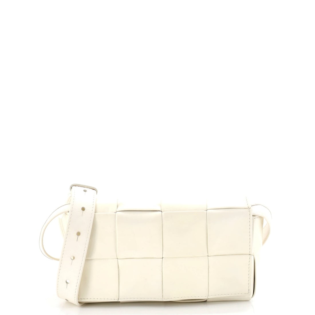 Bottega Veneta Cassette Belt Bag Maxi Intrecciato Leather: Broad strips and fewer crossings define the maxi version of the weave, so the grid stays legible even on a body 7 in wide, 4 in high and 2.5 in deep. Worn at the waist it sits as a horizontal band, an