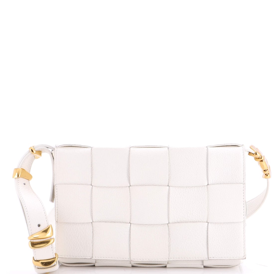 Bottega Veneta Cassette Crossbody Bag Maxi Intrecciato Grained Leather: The flap closes magnetically, which is the detail that makes the Cassette function as a daily bag, one-handed to open and with nothing to fumble when shutting it in a hurry. Maxi intrecciato in graine