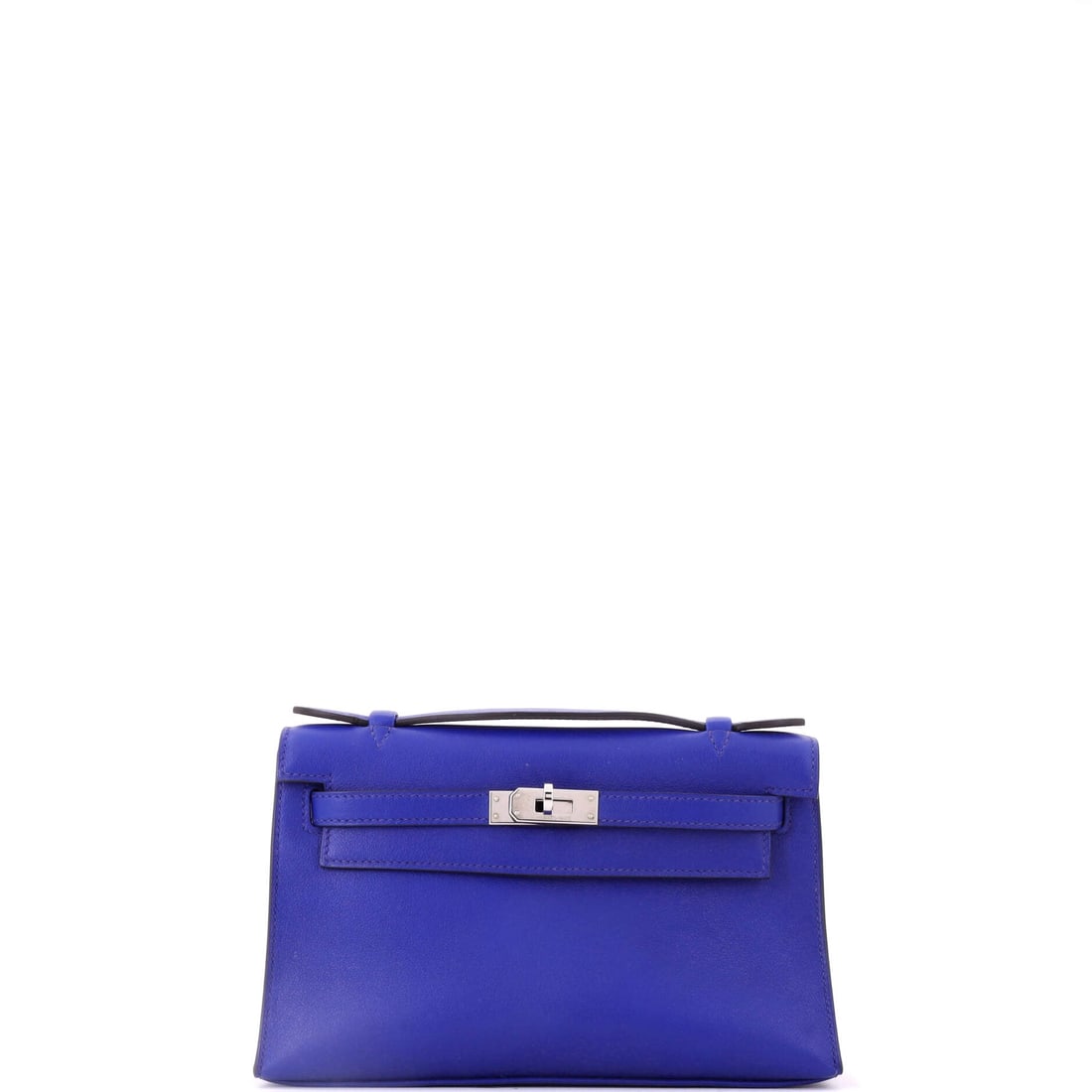 Hermes Kelly Pochette Swift: A Swift Kelly Pochette, the smallest expression of the model and the one that moves fastest when it appears in good color. Measures 8.5 in wide, 5.5 in high and 2.5 in deep. The condition is Grade C