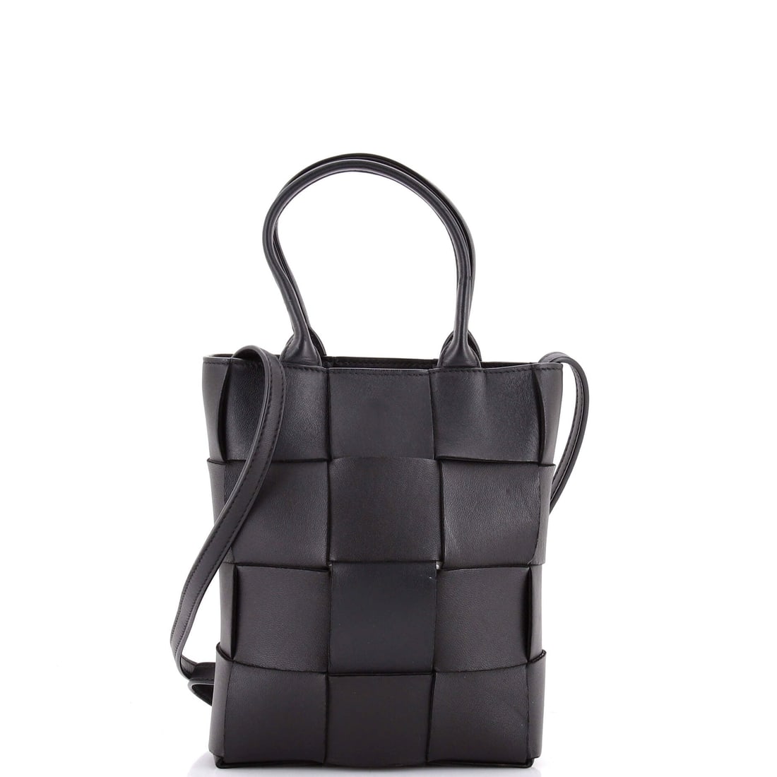 Bottega Veneta Cassette Convertible Tote Maxi Intrecciato Leather: The Bottega Veneta Cassette Convertible Tote, cut in Maxi Intrecciato Leather, oversized Intrecciato weaving on a compact structured body. Maxi Intrecciato is the reason this line took off - the wider