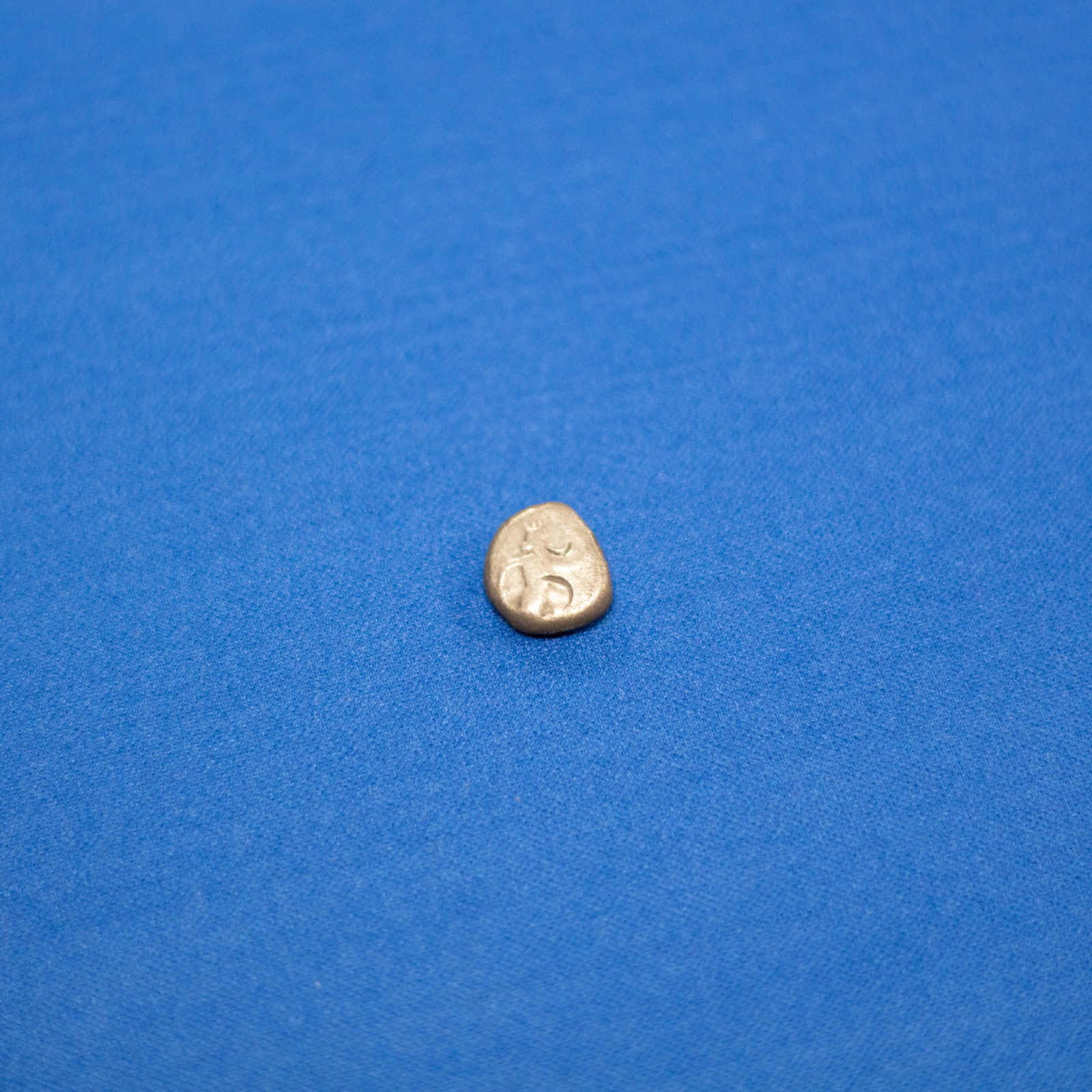 COIN: SIGLOS TYPE IV ACHAEMENID (553-330 BC): This is an Achaemenid AR siglos struck at Sardis between circa 455–330 BC. The obverse shows the Great King in a kneeling-running stance holding a dagger and bow; despite extensive circulation wear,