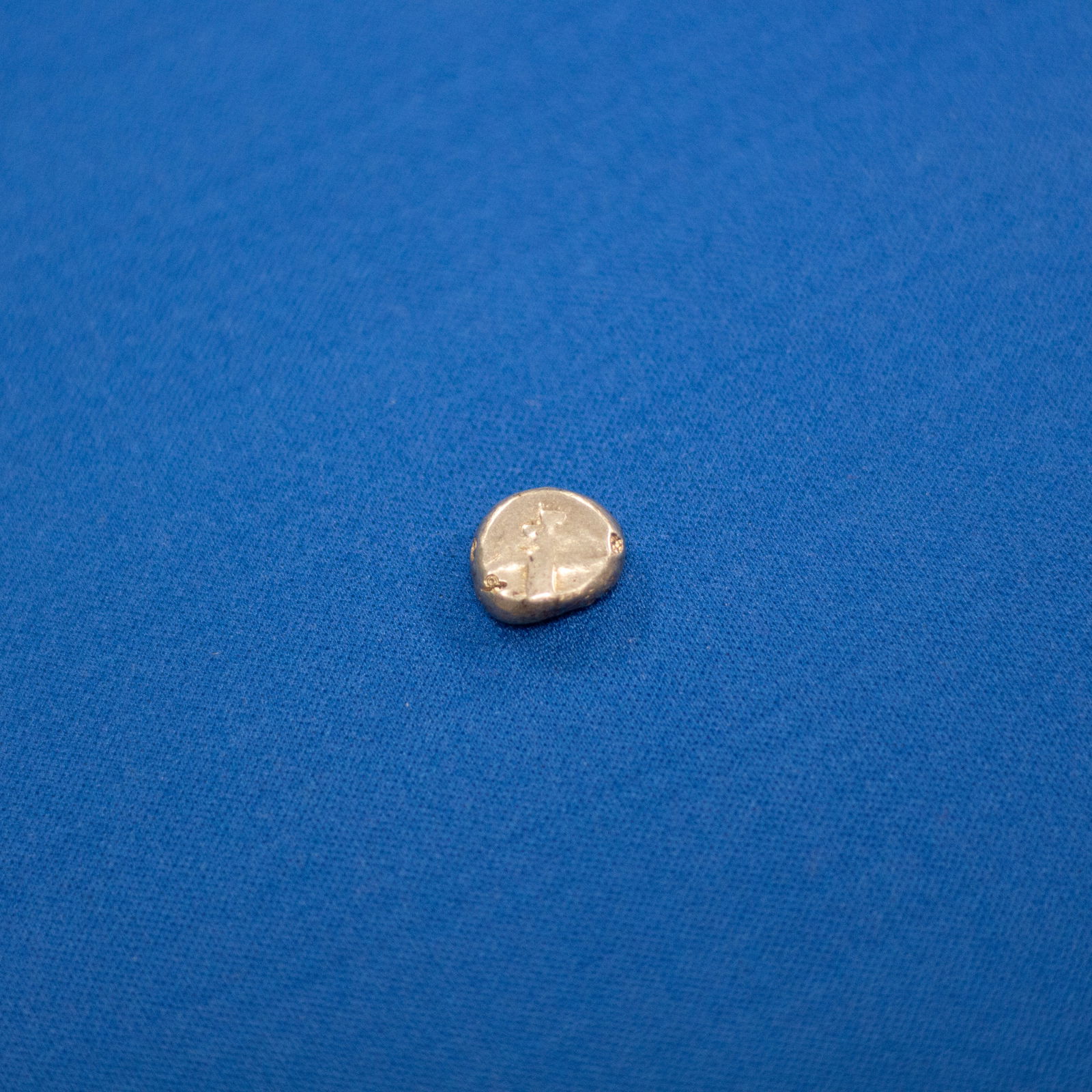 COIN: SIGLOS TYPE IV ACHAEMENID (553-330 BC): A silver siglos of the Achaemenid Empire, struck during the reign of Xerxes I or early Artaxerxes I in the early 5th century BC. The obverse depicts the iconic kneeling-running Persian hero-king weari