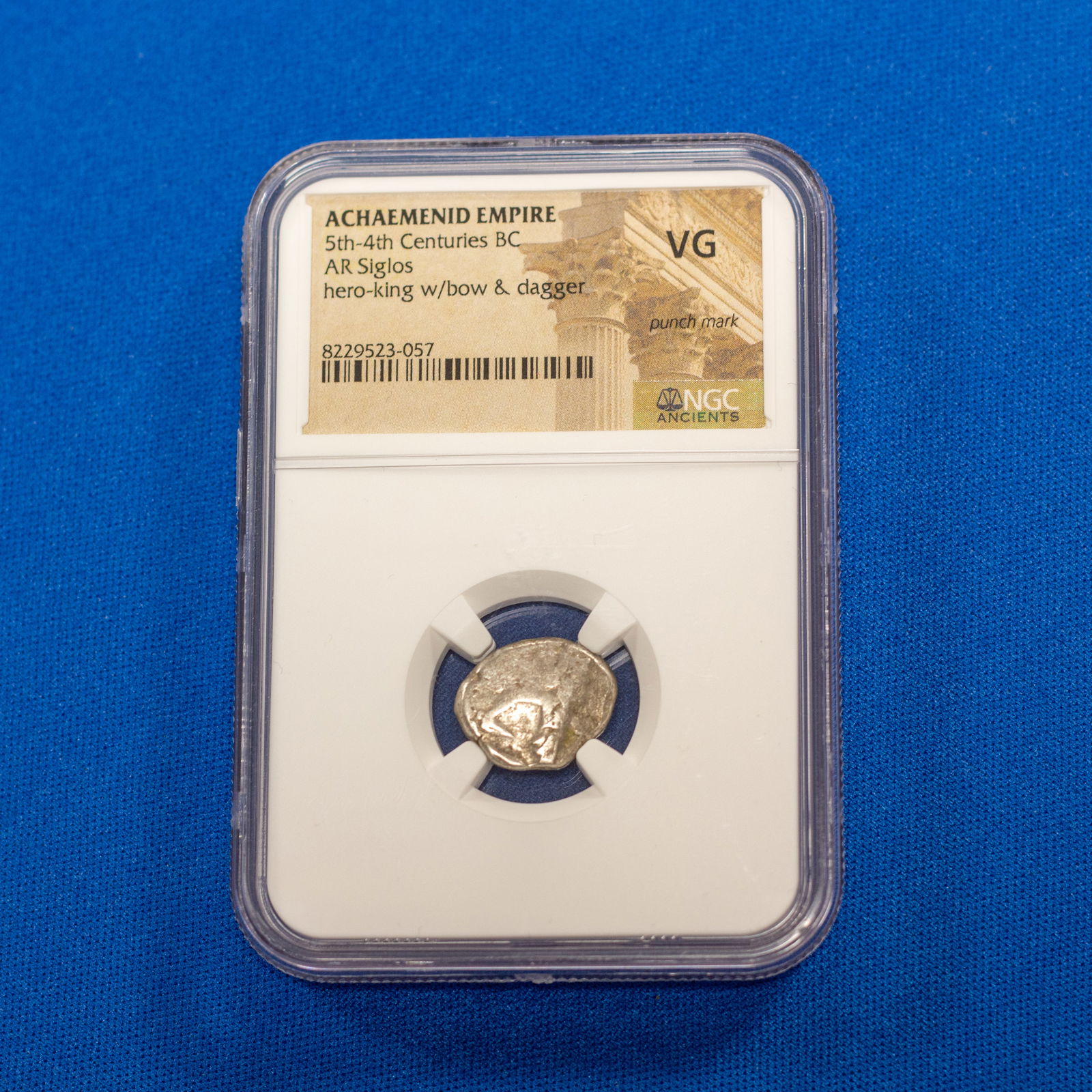 COIN: SIGLOS ACHAEMENID (553-330 BC): This Achaemenid silver siglos, certified VG by NGC, was struck in the 5th-4th centuries BC at the imperial mint of Sardis. The obverse presents the classic image of the Persian hero-king in the kneeli