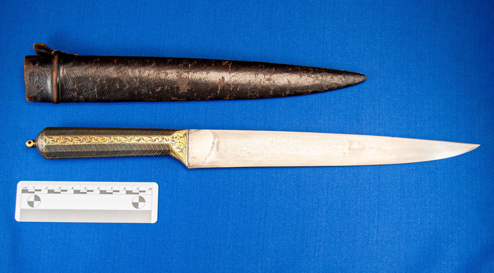 KARD: WOOTZ GOLD AND SILVER KHOFTGARI AFSHARID (1736-1796 CE): A finely crafted Persian Afsharid kard, featuring a strong and elegantly tapered wootz steel blade of classic long, straight form. The blade exhibits the tight, subtle patterning typical of high-quali