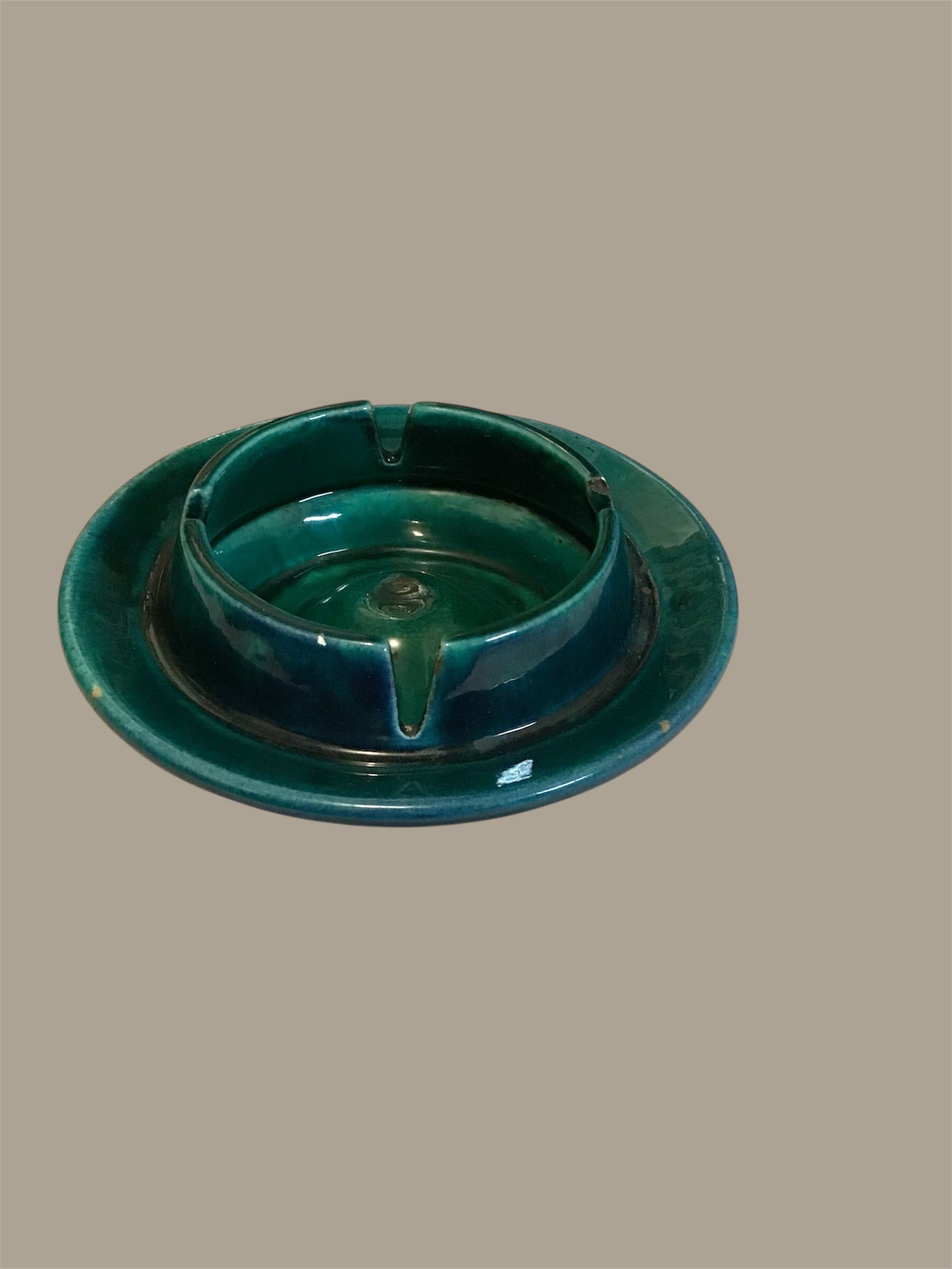 Vintage Green Mid-Century Ash Tray by Hood Wink: Vintage Green Mid-Century Ash Tray by Hood Wink Signed on bottom has a few small chips5 inches in diameter 1 1/2 inches deep