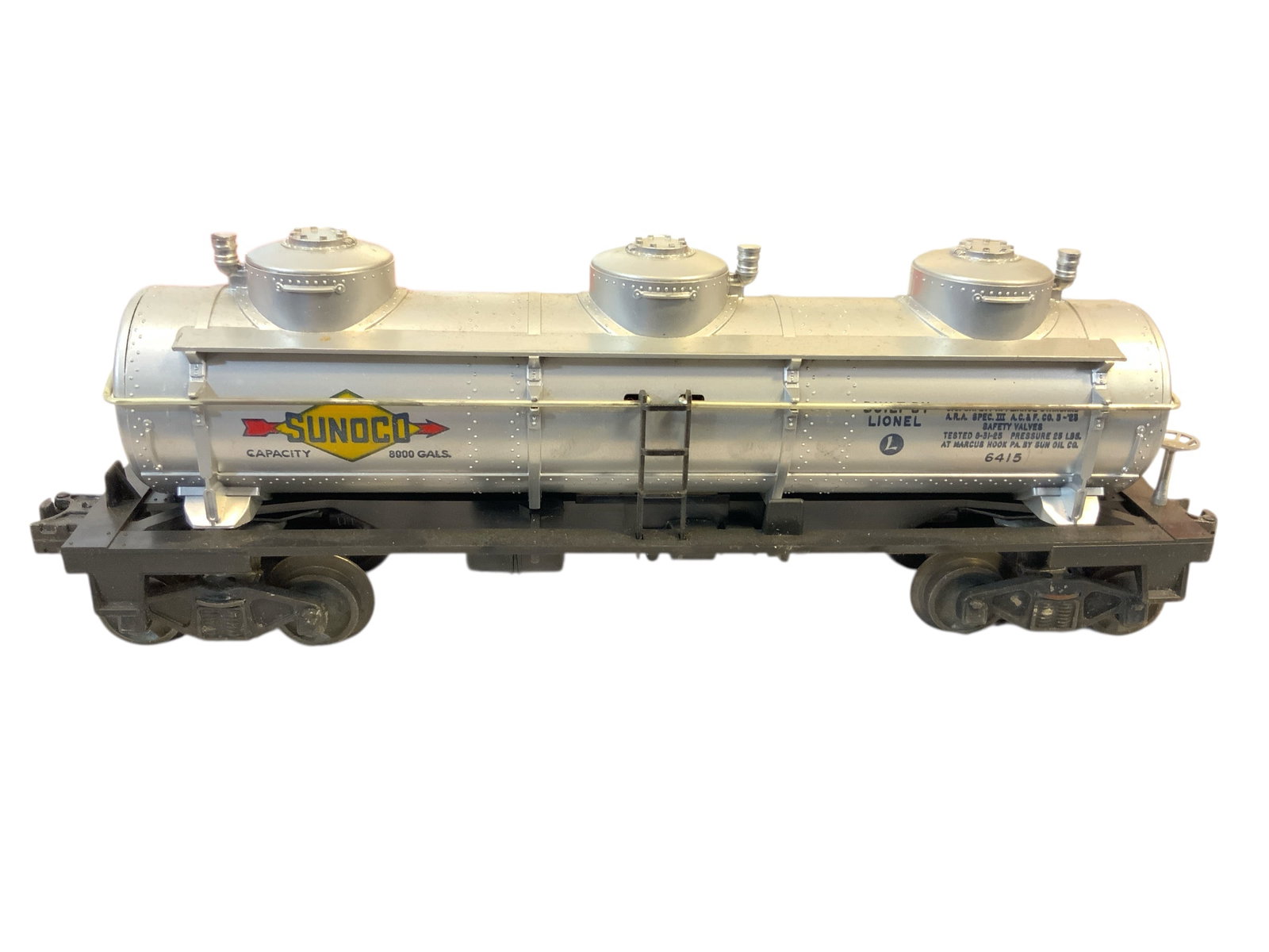 Vintage Lionel Sunoco 3-Dome Tank Car with Original Box O-gauge: Vintage Lionel Sunoco 3-Dome Tank Car with Original Box. Box is rough but not horrible.