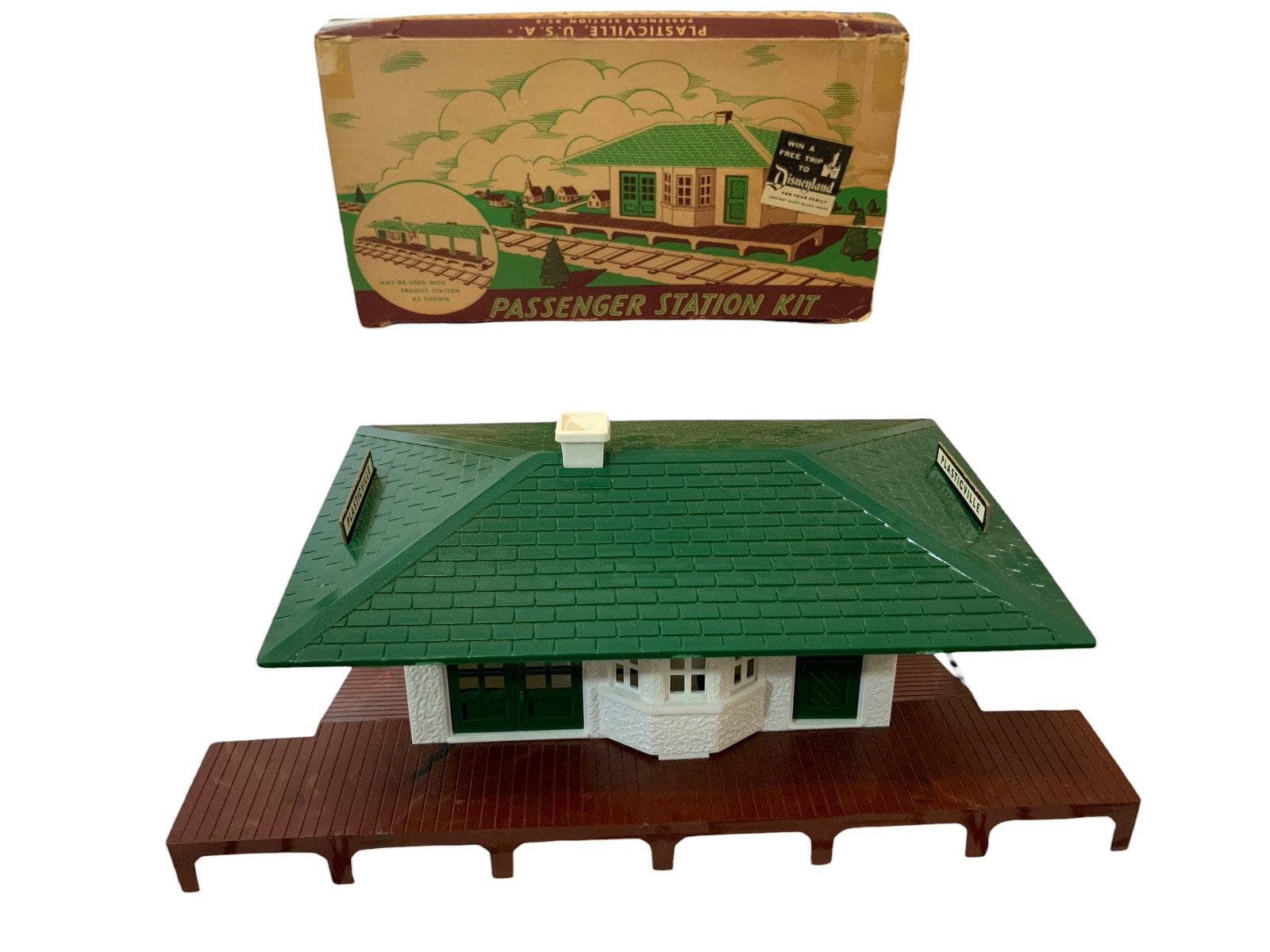 Vintage Plasticville Passenger Station Kit: Vintage Plasticville Passenger Station Kit. A small piece is broken off the back panel but is present and could be glued.